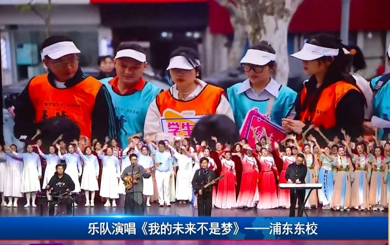 我校学生杜烁辰携其乐队在文艺汇演中演唱歌曲《我的未来不是梦》2.jpg